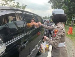 Berbagi Berkah Ramadhan, Satlantas Polres Blitar Bagikan Takjil kepada Pengguna Jalan Berbagi Berkah Ramadhan, Satlantas Polres Blitar Bagikan Takjil kepada Pengguna Jalan