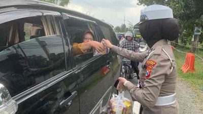 Berbagi Berkah Ramadhan, Satlantas Polres Blitar Bagikan Takjil kepada Pengguna Jalan