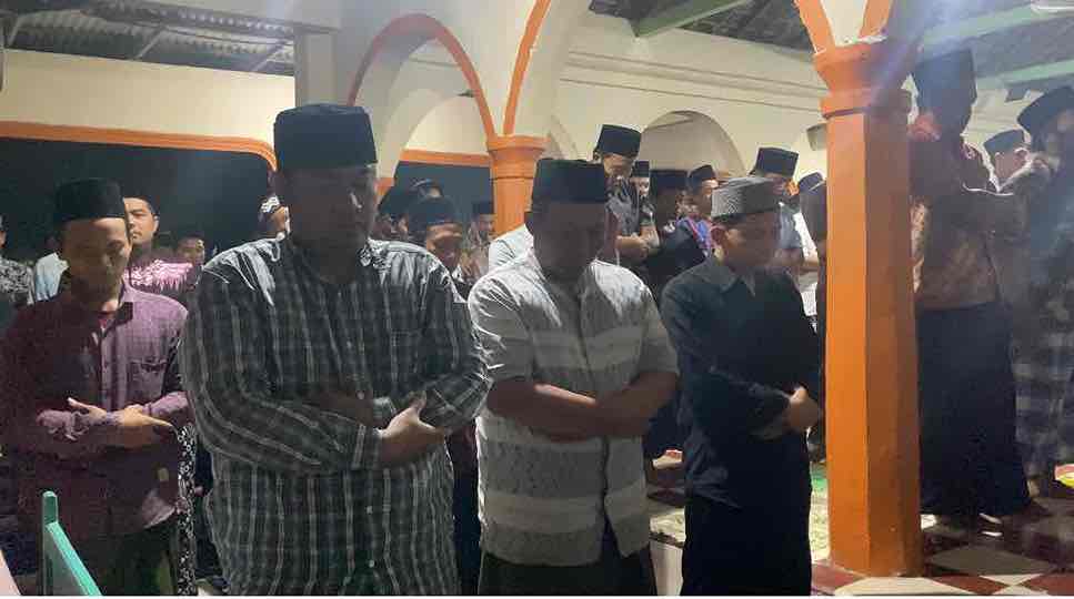 Menjelang Akhir Ramadhan: Apa yang Anda Rasakan? Shalat Tarawih Cepat di Pondok Pesantren Mamba'ul Hikam