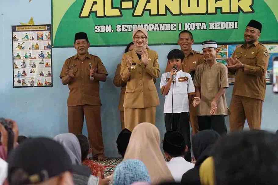 Wali Kota Kediri Vinanda Prameswati, meninjau SD Negeri Setono Pande