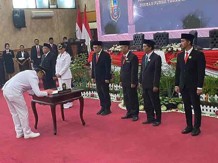 Pemkot Blitar Beri Program Kencan SAE, Warganet Minta Perbanyak Lowongan Kerja Walikota Blitar Syauqul Muhibbin Mendatangi Serah Terima Jabatan Walikota Blitar di Rapat Paripurna DPRD Kota Blitar dalam Rangka Serah Terima Jabatan Walikota Blitar