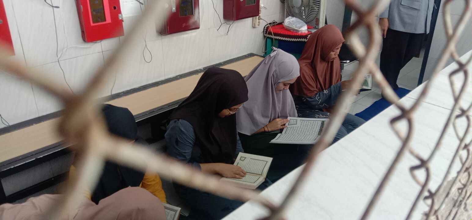 Warga Binaan Lapas Kelas II B Blitar, Gelar Tadarus Setiap Hari di Bulan Suci Ramadhan Warga Binaan Lapas Kelas II B Blitar Mengaji (tadarus) di Bulan Suci Ramadhan