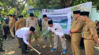 Baznas Kabupaten Blitar Salurkan Bantuan dan Tanam Pohon, Komitmen Lindungi Bumi Baznas Kabupaten Blitar Salurkan Bantuan dan Tanam Pohon, Komitmen Lindungi Bumi