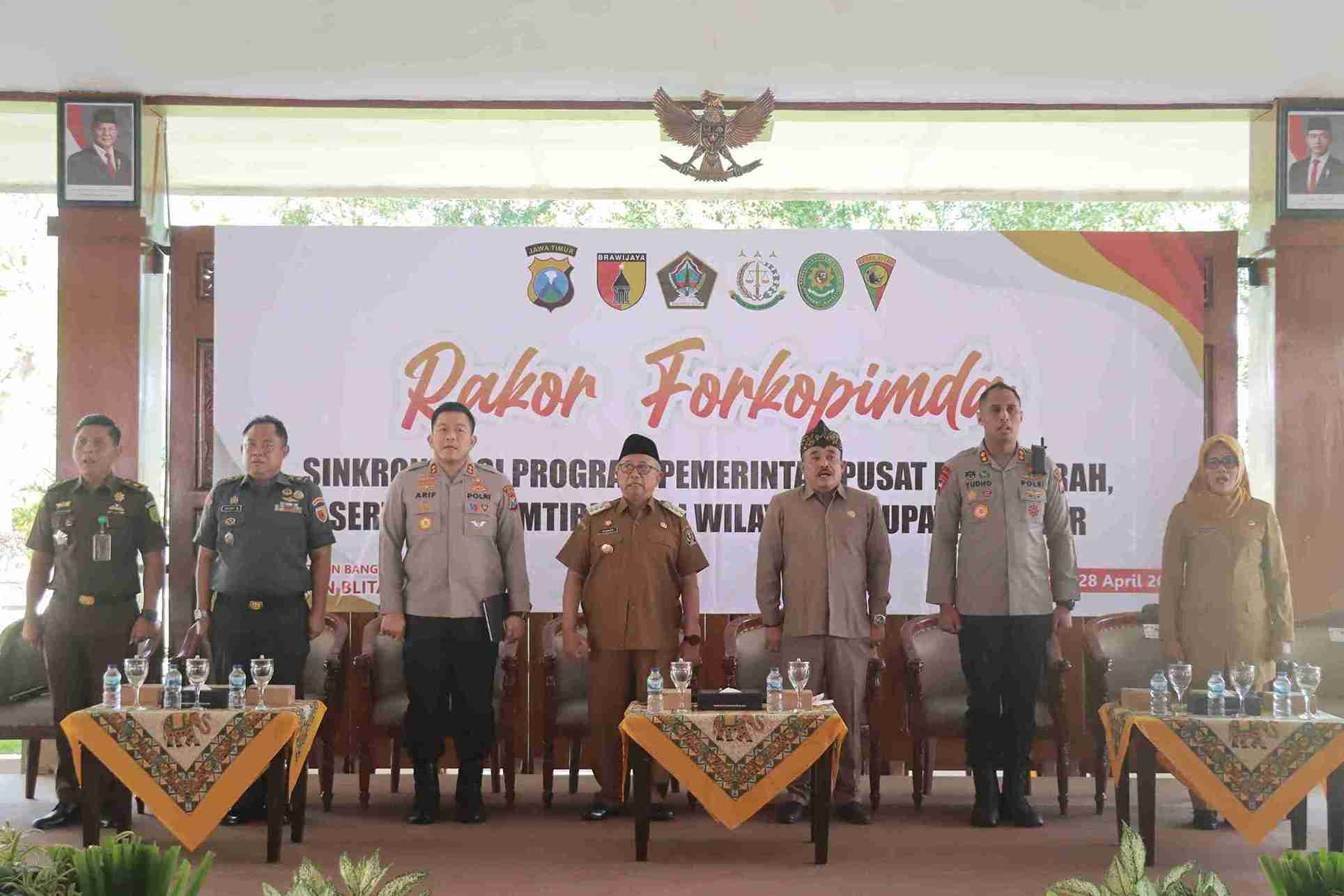 Bupati Blitar Ajak Bhabinkamtibmas Aktif dan Sinergi dengan Masyarakat Bupati Blitar Drs H Rinato MM Bersama Forkopimda Blitar