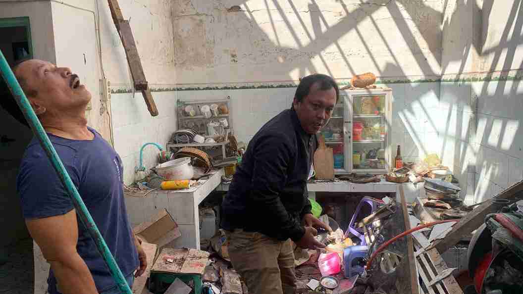 Ledakan Tabung Gas Hancurkan Rumah di Sananwetan Blitar, Seorang Nenek Luka Parah Dapur Rumah Seorang Warga Porak Poranda Akibat Gas LPG 12 Meledak