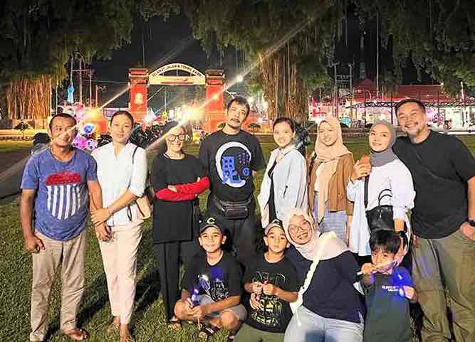 Enno Lerian Mantan Artis Cilik Menikmati Lebaran Idul Fitri di Blitar dan Bermain ke Alun-alun Kota Blitar