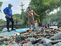 Sampah Mengggunung di Jalan Raya, Warga Trosobo Sidoarjo Cium Aroma Tak Sedap Sampah Mengggunung di Jalan Raya, Warga Trosobo Sidoarjo Cium Aroma Tak Sedap