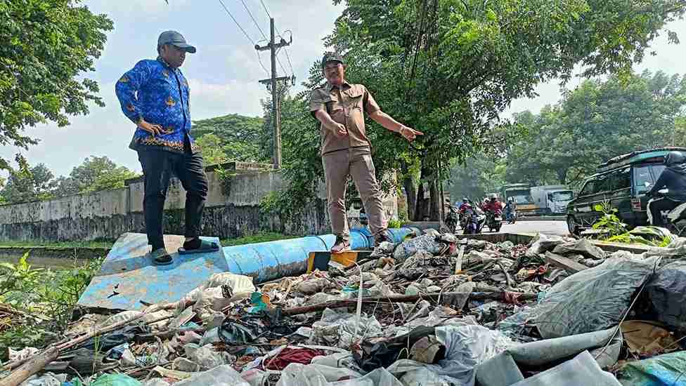 Sampah Mengggunung di Jalan Raya, Warga Trosobo Sidoarjo Cium Aroma Tak Sedap Jalan Raya Provinsi di Desa Berirnginbendo Kecamatan Taman Kabupaten Sidoarjo