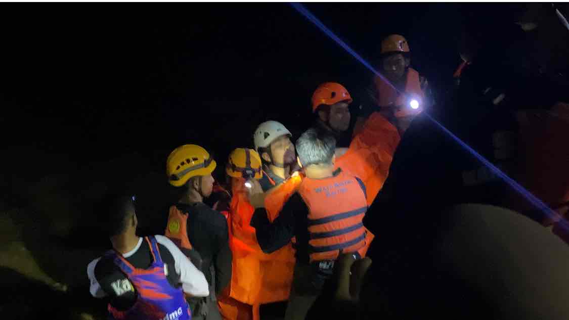 Tenggelam 6 Jam, Remaja Asal Jember Ditemukan Meninggal di DAM Sungai Berut, Jatinom Jenazah Korban Tenggelam di Bawah DAM Sungai Berut, Desa Jatinom, Kecamatan Kanigoro, Kabupaten Blitar Ditemukan oleh Petugas sekitar Pukul 22.57 WIB