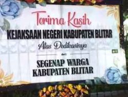 Ada 4 TSK Dugaan Korupsi DAM Kali Bentak, Karangan Bunga Ramaikan Kantor Kejari Kabupaten Blitar Ada 4 TSK Dugaan Korupsi DAM Kali Bentak, Karangan Bunga Ramaikan Kantor Kejari Kabupaten Blitar