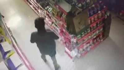 Maling Jebol Tembok Mini Market di Kelurahan Dandong, Kecamatan Srengat, Blitar Terekam CCTV