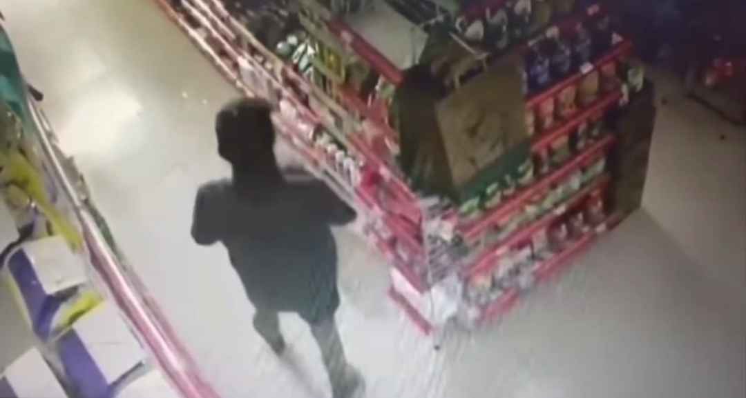 Maling Bobol Mini Market di Srengat, Uang Puluhan Juta Raip Maling Jebol Tembok Mini Market di Kelurahan Dandong, Kecamatan Srengat, Blitar Terekam CCTV