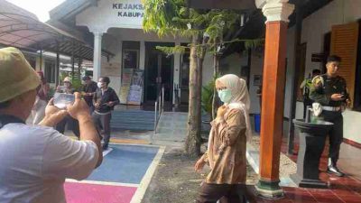 Ini Peran Mak Rini, Mantan Bupati Blitar di Mega Proyek DAM Kali Bentak Mantan Bupati Blitar, Rini Syariffah Usai Menjalani Pemeriksaan di Kejaksaan Negeri Blitar Terkait Topoksinya sebagai Mantan Bupati Blitar dalam Pengadaan DAM Kali Bentak, Kecamatan Panggungrejo, Kabupaten Blitar.