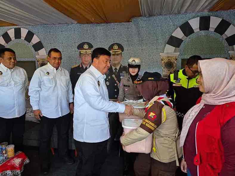 Menko Polkam Budi Gunawan Kunjungi Pos Pam Selorejo Blitar Menko Polkam Budi Gunawan Pantau Pos Mudik Lebaran di Blitar