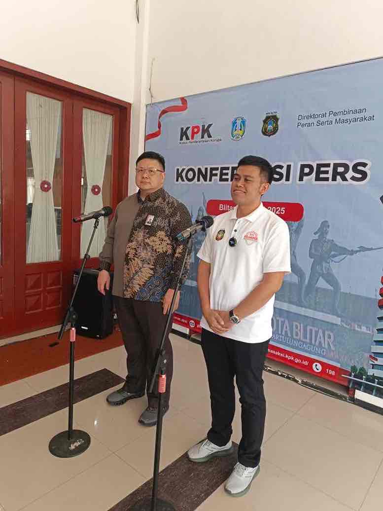 Pelaksana harian (Plh) Direktur Pembinaan Peran Serta Masyarakat (Permas) KPK Friesmount Wongso dan Walikota Blitar Syauqul Muhibbin
