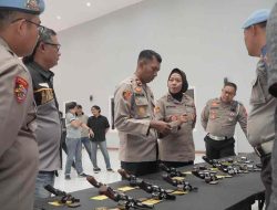 Wakapolres Blitar Periksa Kesiapan Senjata Api Dinas Anggota Wakapolres Blitar Periksa Kesiapan Senjata Api Dinas Anggota