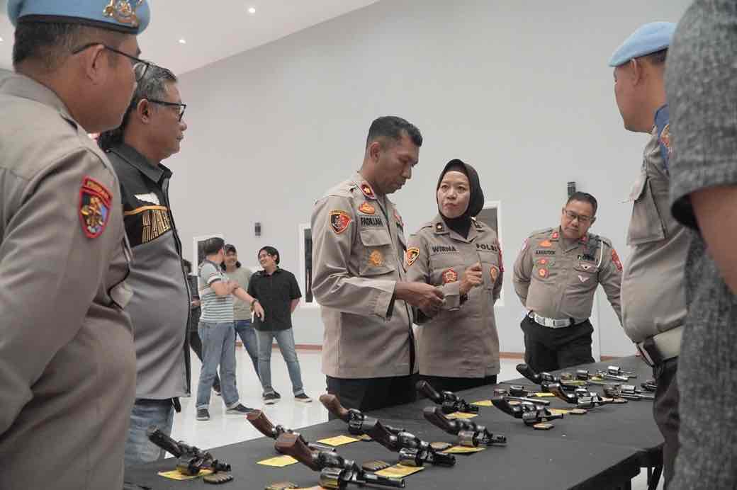 Wakapolres Blitar Periksa Kesiapan Senjata Api Dinas Anggota Pemeriksaan Senjata Api Polres Blitar