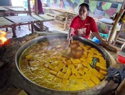 Pengrajin Tahu di Kampoeng Tahu Kediri Keluhkan Turunya Daya Beli Pemudik Momentum Lebaran Pengrajin Tahu di Kampoeng Tahu Kediri Keluhkan Turunya Daya Beli Pemudik Momentum Lebaran