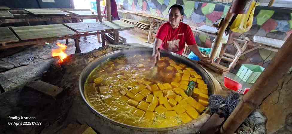 Pengrajin Tahu di Kampoeng Tahu Kediri Keluhkan Turunya Daya Beli Pemudik Momentum Lebaran Pengrajin Tahu di Kediri Mengeluhkan Jumlah Pembeli yang Turun pada Momentum Lebaran Idul Fitri Tahun Ini