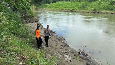 Petugas Menunjukan Lokasi Tenggelamnya Pelajar Asal Desa Selokajang, Kecamatan Srengat yang Tenggelam di Sungai Brantas