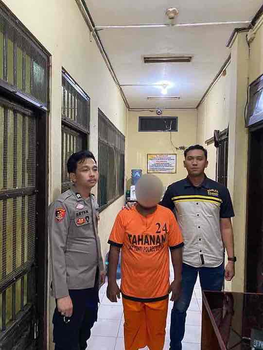 Polisi Bekuk Terduga Pelaku Pembacokan Wanita di Wonotirto Kurang dari 2x24 Jam Polisi Mengamankan EP (33) Mantan Suami yang Aniaya Istri di Desa Ngeni, Kecamatan Wonotirto, Kabupaten Blitar