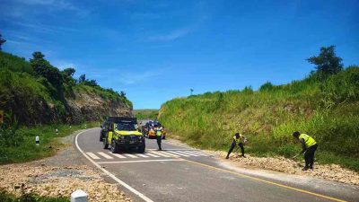Anggota Polres Blitar Patroli JLS, Sembari Bersihkan Jalan