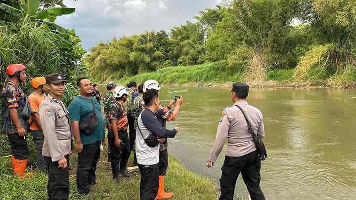 Pelajar Tenggelam saat Mencari Ikan di Sungai Brantas, Begini kronologinya Proses Pencarian Korban Pelajar yang Tenggelam di Sungai Brantas