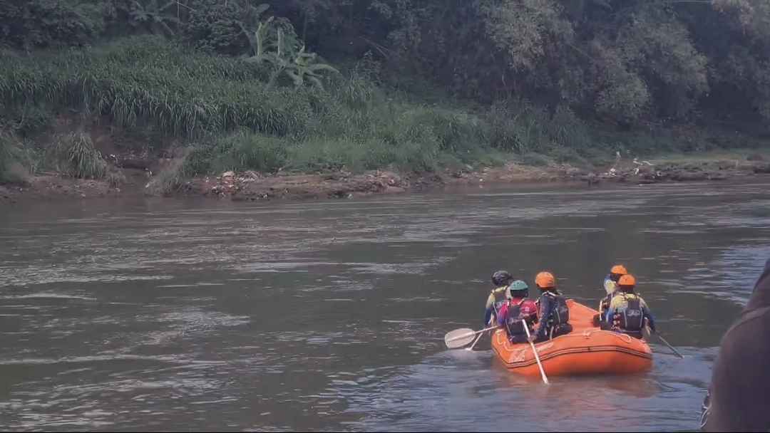 Pelajar Tenggelam, 30 Petugas Menyisir Sungai Brantas hingga 5 Kilometer  Proses Pencarian Korban Tenggelam di Sungai Brantas