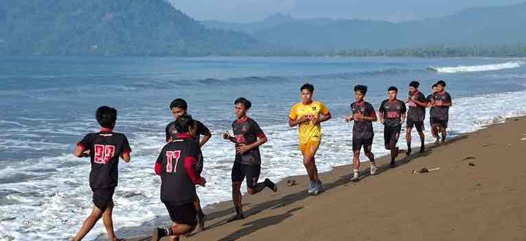 Inter Kediri Boyong 28 Pemain, Gembleng Fisik di Pantai Prigi Trenggalek 4 Hari Sebanyak 28 Pemain Inter Kediri Menjalani Pemusatan Latihan di Pantai Prigi, Trenggalek