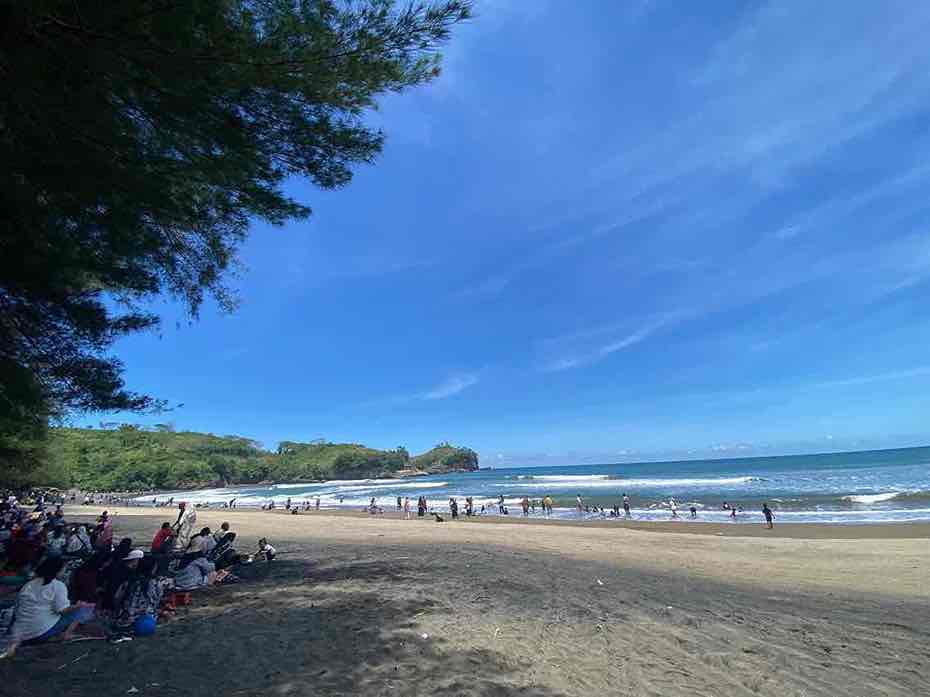 Kapolres Blitar Minta Wisatawan tidak Mandi di Pantai, Ini Alasannya Ribuan Wisatawan Memadati Pantai Serang, saat Libur Hari Raya Idul Fitri