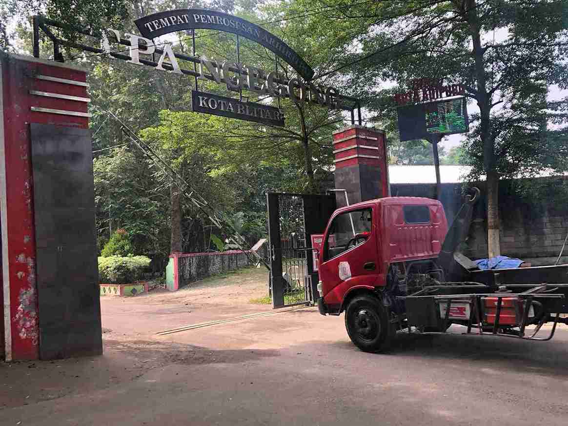 Petani Keluhkan Dampak TPA Ngegong: Sampah Jatuh ke Jalan, Bau Menyengat Tercium Hingga Sawah TPA Ngeggong Kota Blitar