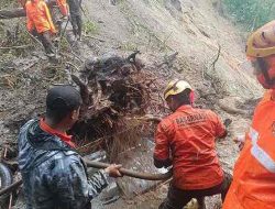 Tim SAR Gabungan Evakuasi Satu Korban Longsor Cangar, Mojokerto Tim SAR Gabungan Evakuasi Satu Korban Longsor Cangar, Mojokerto