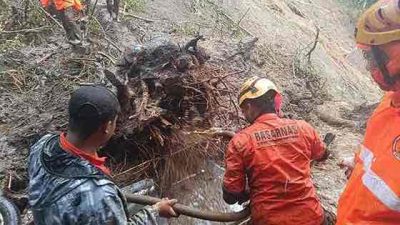 Tim SAR Gabungan Evakuasi Satu Korban Longsor Cangar, Mojokerto