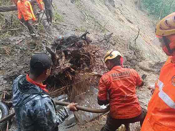 Tim SAR Mengevakuasi Satu Korban Longsor di Cangar, Mojokerto