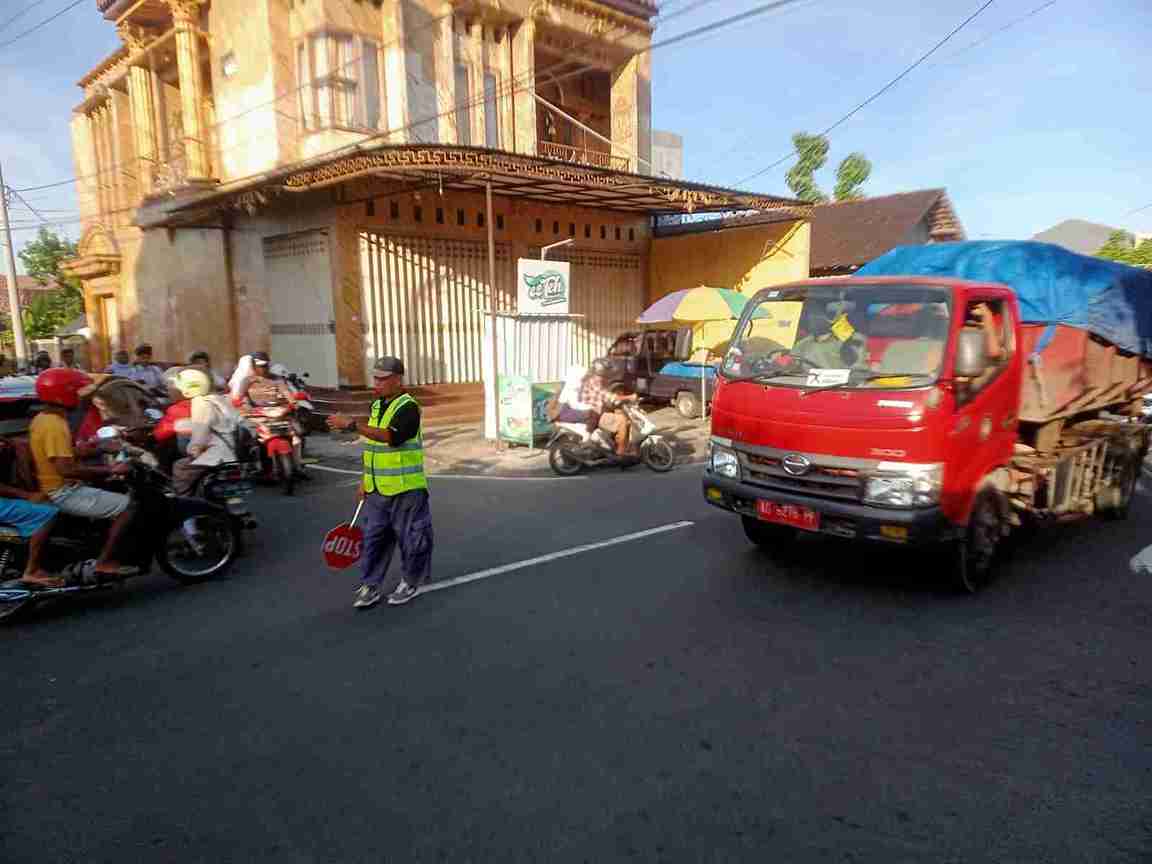 Kemacetan dan Bau Menyengat, Aktivitas Truk Sampah Dikeluhkan Warga Truk pengangkut Sampah Saat Melewati Lingkungan Bendil