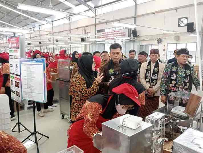Pemkot Blitar Prioritaskan BLT DBHCHT untuk Pekerja Industri Rokok Walikota Blitar, Syauqul Muhibbin Saat Mengunjungi Pabrik Rokok HM Sampoerna Blitar