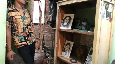 Yossef saat memperlihatkan karya gambar sketsa wajah