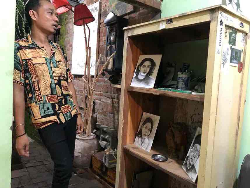 Yossef Seniman Lukis Sketsa Wajah, Sempat Keliling Pasar Malam, Kini Pameran di Warung Kopi “Haryati” Yossef saat memperlihatkan karya gambar sketsa wajah
