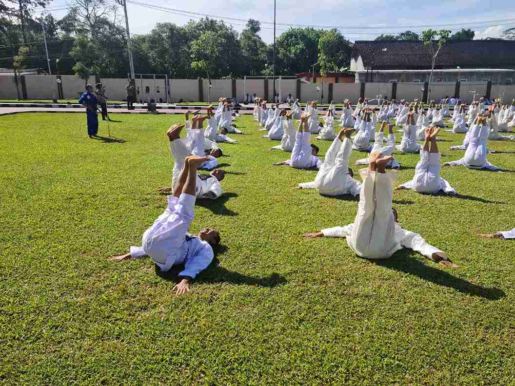 Anggota Polres Blitar Mengikuti Tes Beladiri