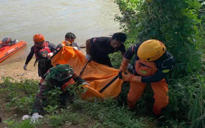Tenggelam di Brantas Blitar, Jenazah Dava Remaja Asal Blitar Ditemukan di Tulungagung Basarnas Mengevakuasi Jenazah Korban dari Sungai Brantas