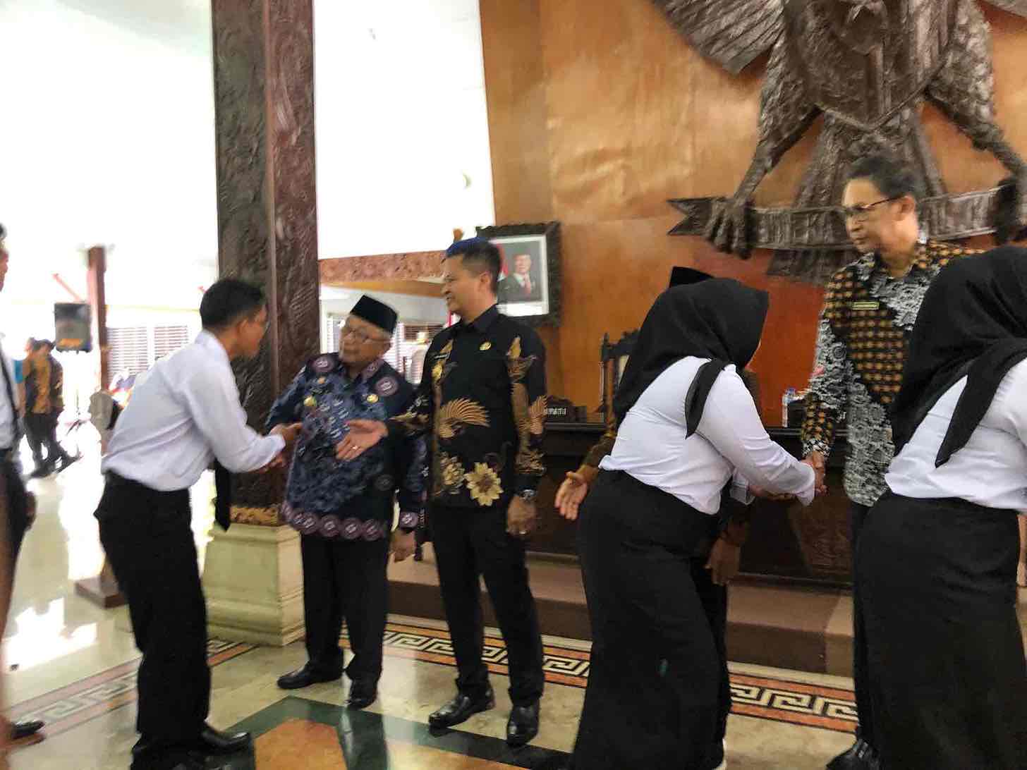 Pemkab Blitar Terima 869 Pegawai Baru, Baik CPNS dan PPPK Bupati Blitar Rijanto Beserta Wabub Blitar Beky Herdiansah bersalaman dengan para CPNS dan PPPK Kabupaten Blitar