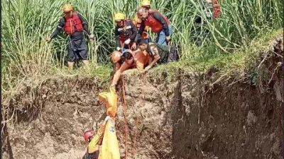 Balita Terseret Air Selokan Asal Sanankulon Ditemukan Meninggal di Tulungagung Balita Terseret Air Selokan Asal Sanankulon Ditemukan Meninggal di Tulungagung