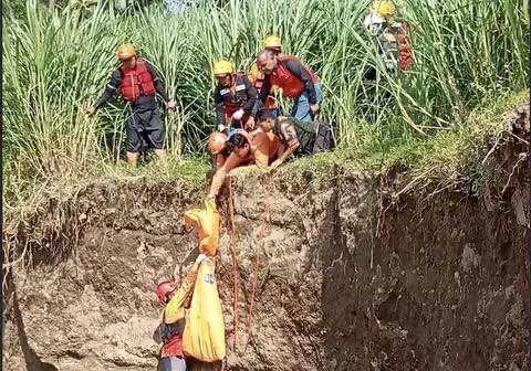 Evakuasi MA Balita asal Sanankulon Blitar di Sungai Brantas Ngujang Tulungagung