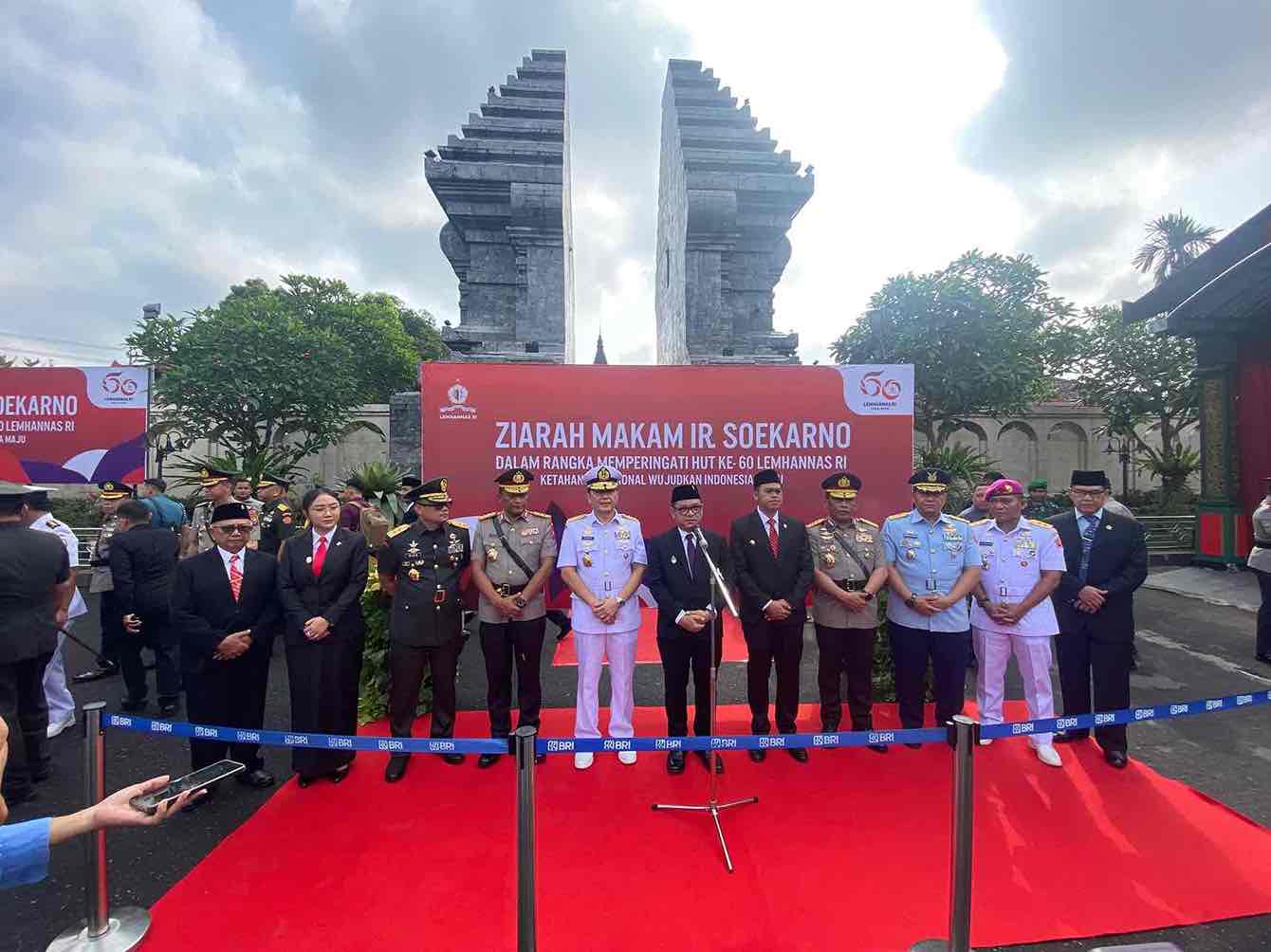 Gubernur Lemhannas Ziarah ke Makam Bung Karno, Pesan untuk Jaga Ketahanan Pangan Gubernur Lemhannas Dr H TB Ace Hasan Syadzily Bersama Para Pejabat saat Memberikan Keterangan usai Ziarah Makam Bung Karno