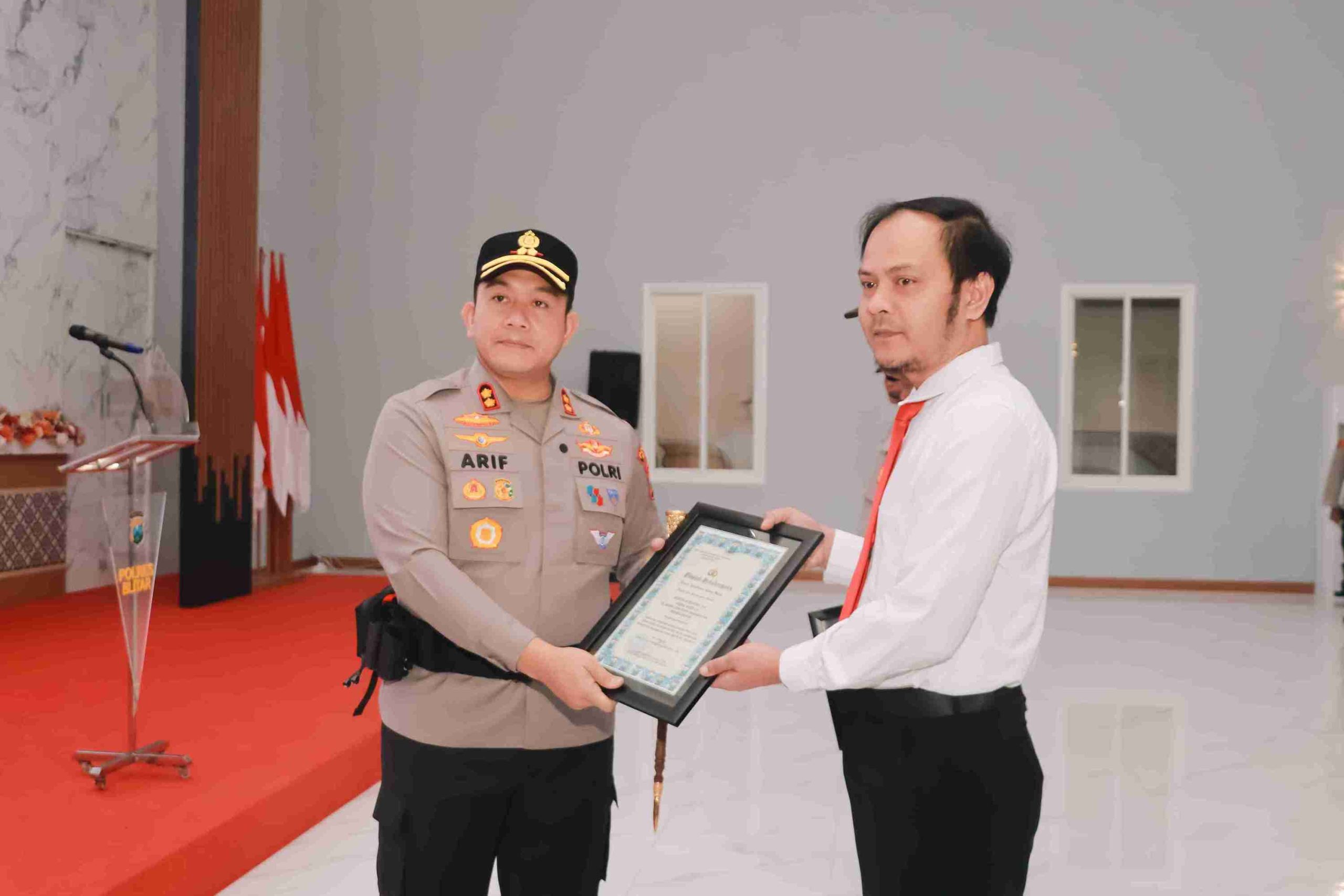 Polres Blitar Apresiasi Personel Berprestasi, Kapolres: Jadilah Polisi yang Tidak Menyakiti Masyarakat Kapolres Blitar AKBP Arif Fazlurrahman scaled