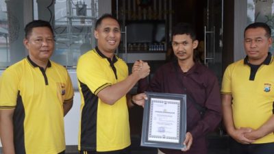 Aksi Pemuda Gagalkan Aksi Pembakaran Mobil, Polres Blitar Kota Beri Hadiah SIM dan Helm Gratis