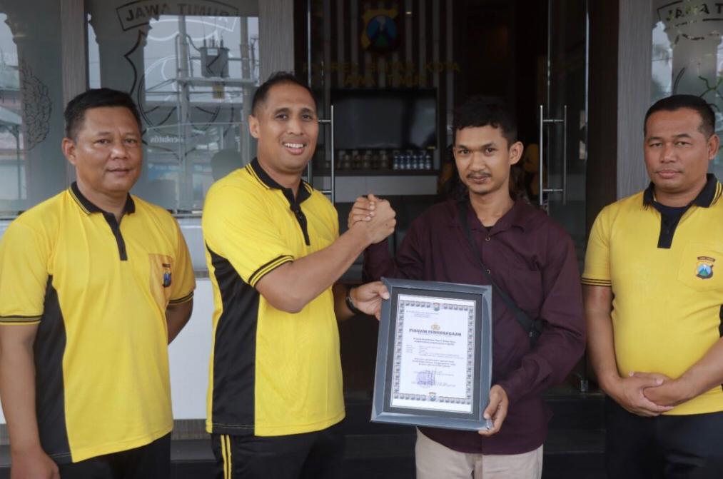 Aksi Pemuda Gagalkan Aksi Pembakaran Mobil, Polres Blitar Kota Beri Hadiah SIM dan Helm Gratis Kapolres Blitar Kota AKBP Titus Yudho Uly