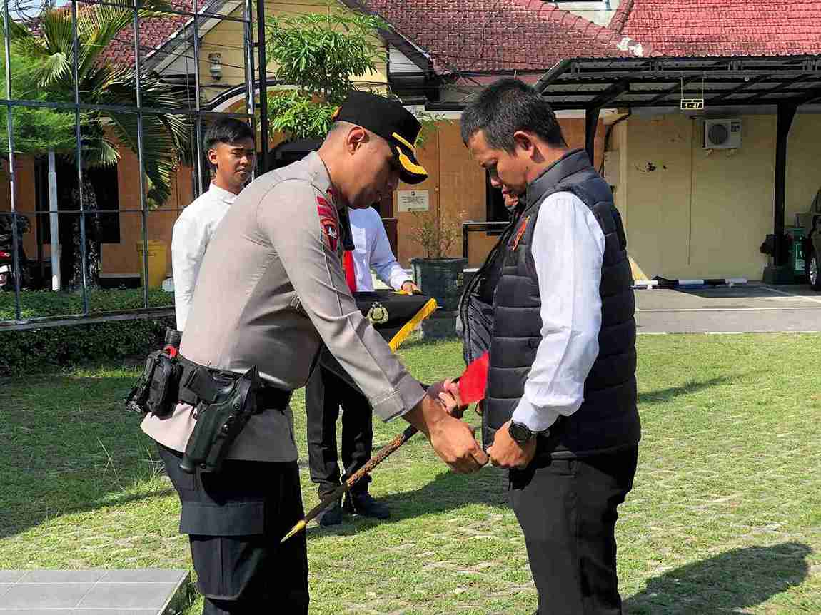 Kapolres Blitar Kota AKBP Titus Yudho Uly Menyematkan Rompi Satgas Anti Preman