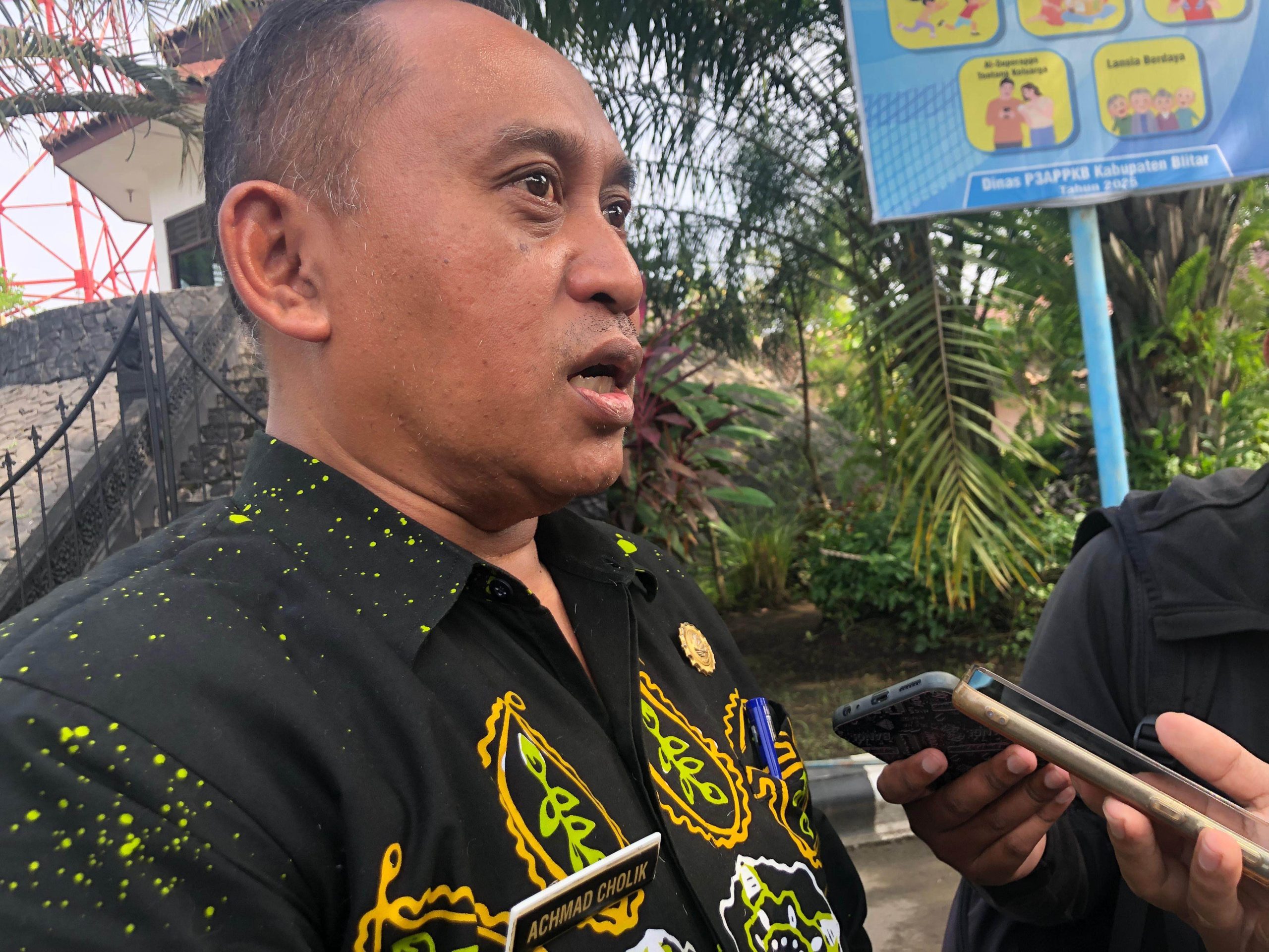 Pemkab Blitar Bakal akan Kenakan Tarif Kantong Plastik, Minta Warga Kurangi Sampah Plastik Kepala Dinas Lingkungan Hidup DLH Kabupaten Blitar Achmad Cholik scaled