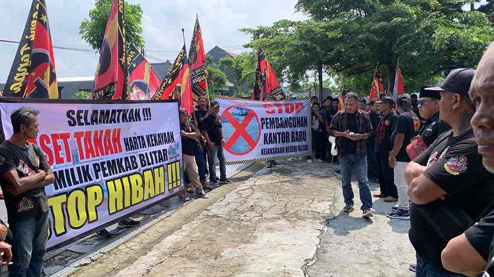 GPI Nilai Pemerintahan Bupati Rijanto Tanggung Beban Pemerintahan Sebelumnya, Termasuk Buat Kantor Kejaksaan Massa GPI Menggelar aksi demo